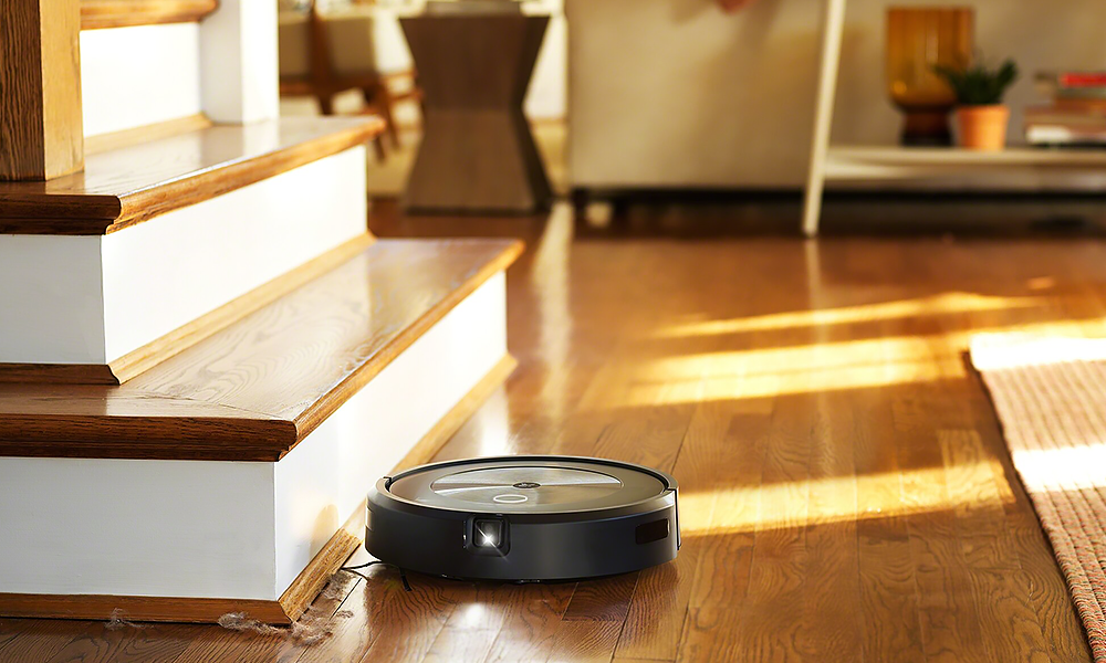 Sprzątanie narożników szczotką boczną iRobot Roomba j7+